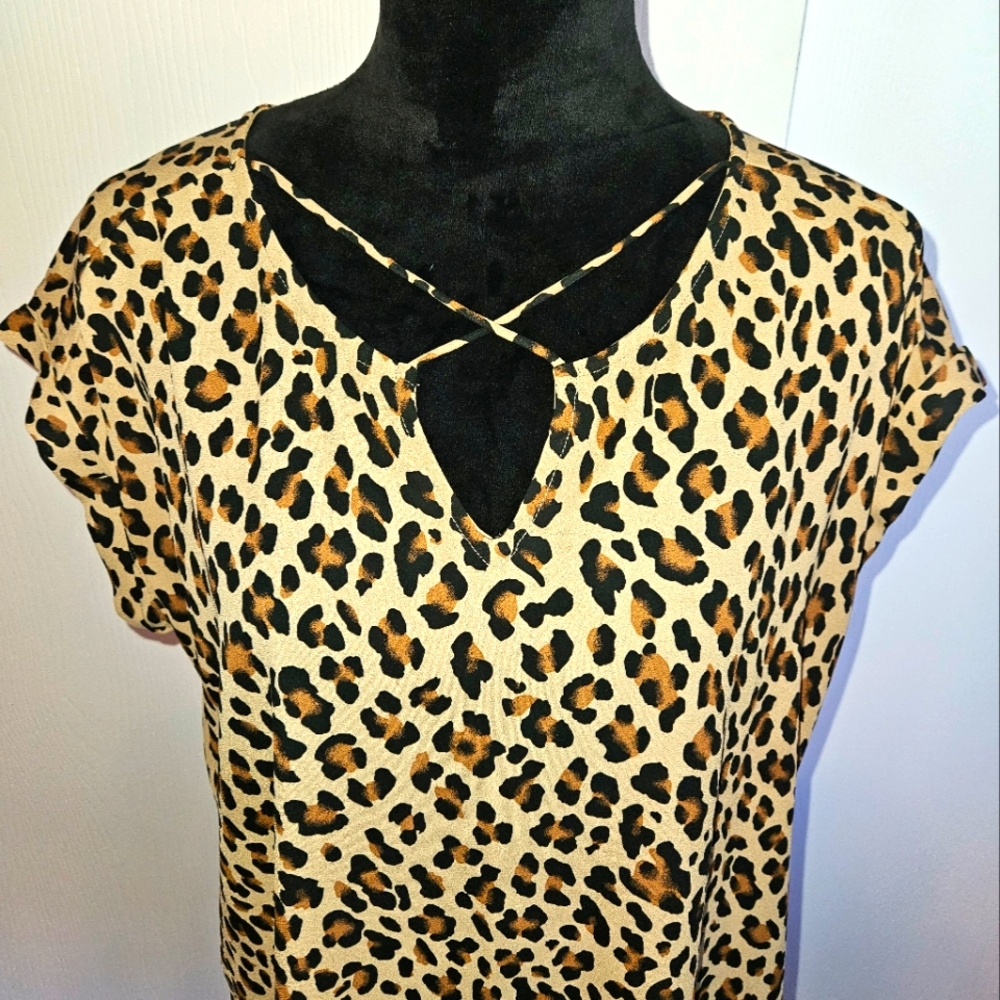 Women's Printed Blouse - Picture 2 of 4